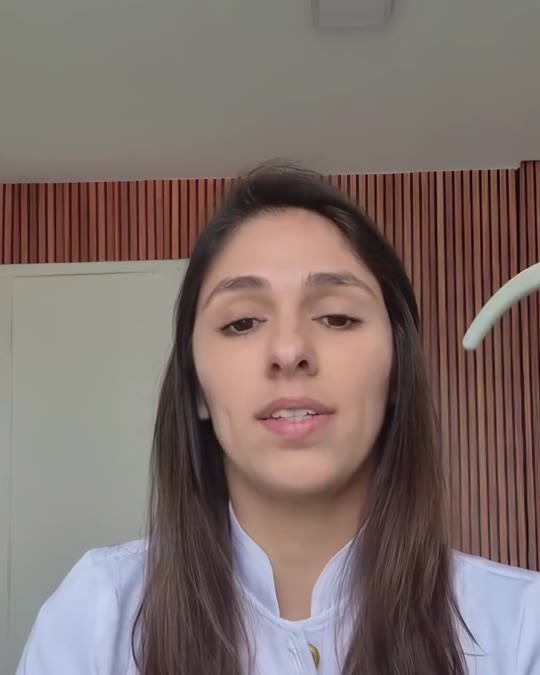 Dra. Marina Monreal em seu consultório