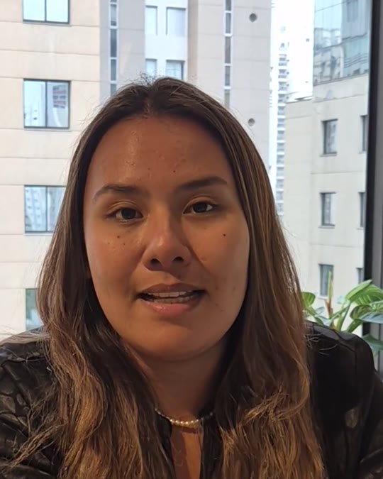 Dra. Yasmin Kanaji em sua clínica